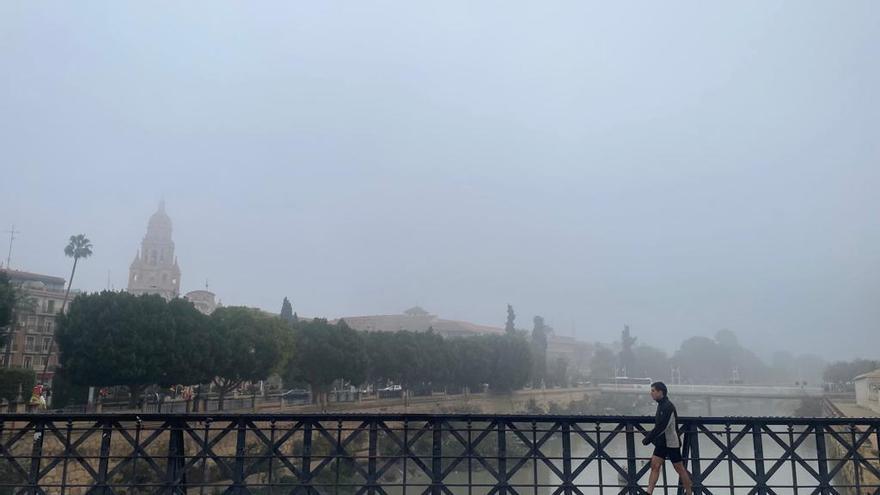 La niebla cubre la ciudad de Murcia este jueves, Día de la Inmaculada Concepción.