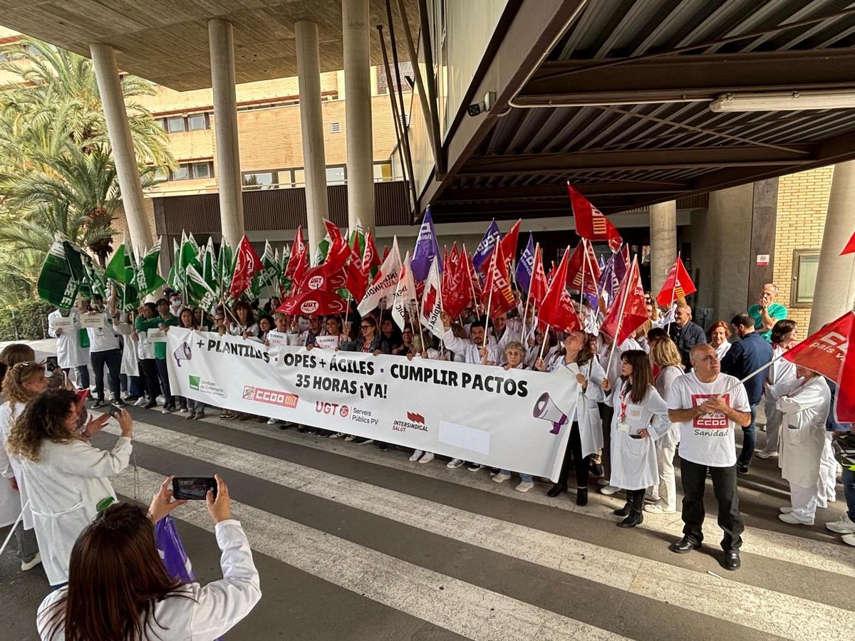 Concentración en las puertas del hospital General de Elche este jueves