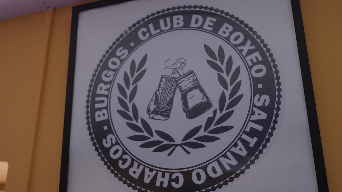 El logotipo de la escuela de boxeo de Saltando Charcos en el gimnasio de Gamonal (Burgos).