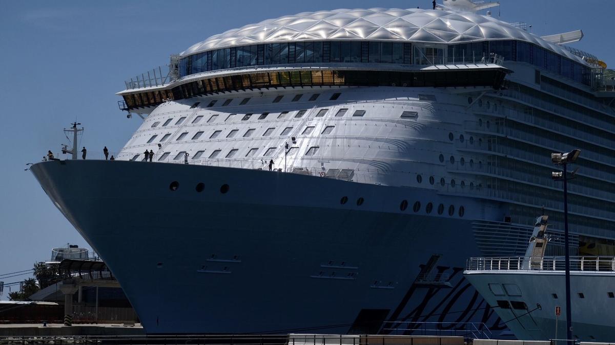 El 'Wonder of the seas', el crucero más grande del mundo, en el puerto de Málaga.