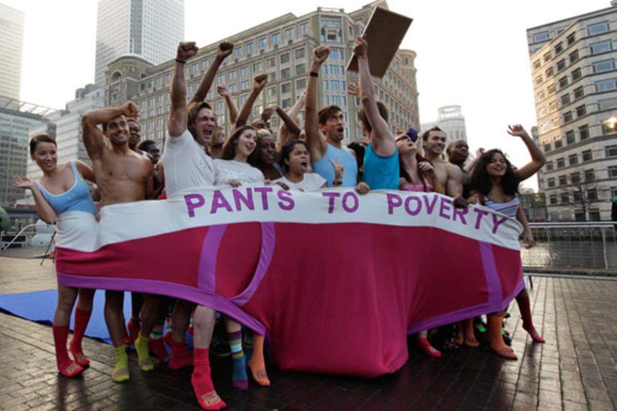 57 persones han entrat dins uns calçotets gegants i han batut el rècord del màxim nombre d’individus que caben en una peça de roba interior a Londres (Regne Unit).