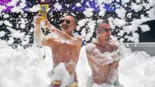 Margullo en la piscina de Maspalomas Pride en Yumbo