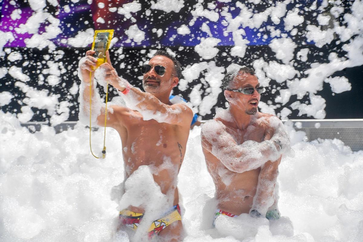 Fiesta de la espuma en el Maspalomas Pride 2024