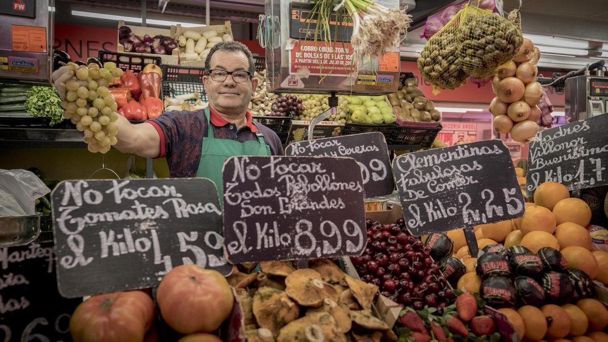 Tendero en un puesto de frutas y verduras de un mercado de proximidad de la ciudad de Zaragoza.