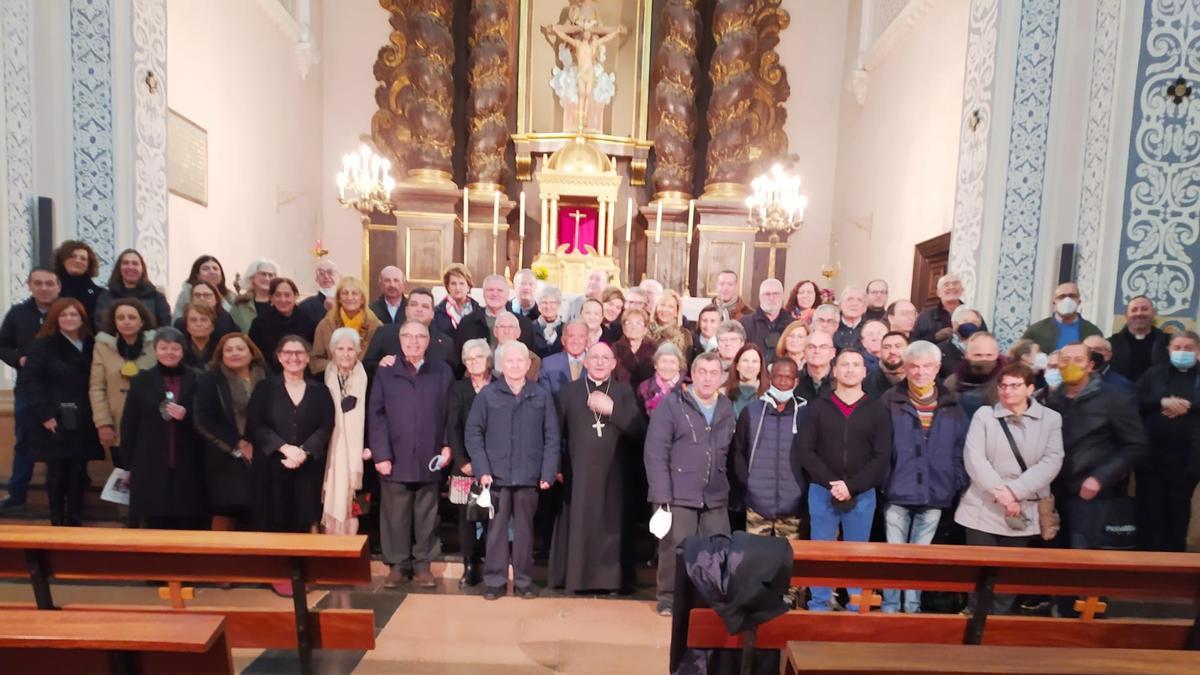 Foto de familia de la celebración del 65º aniversario de Cáritas en la iglesia del seminario.