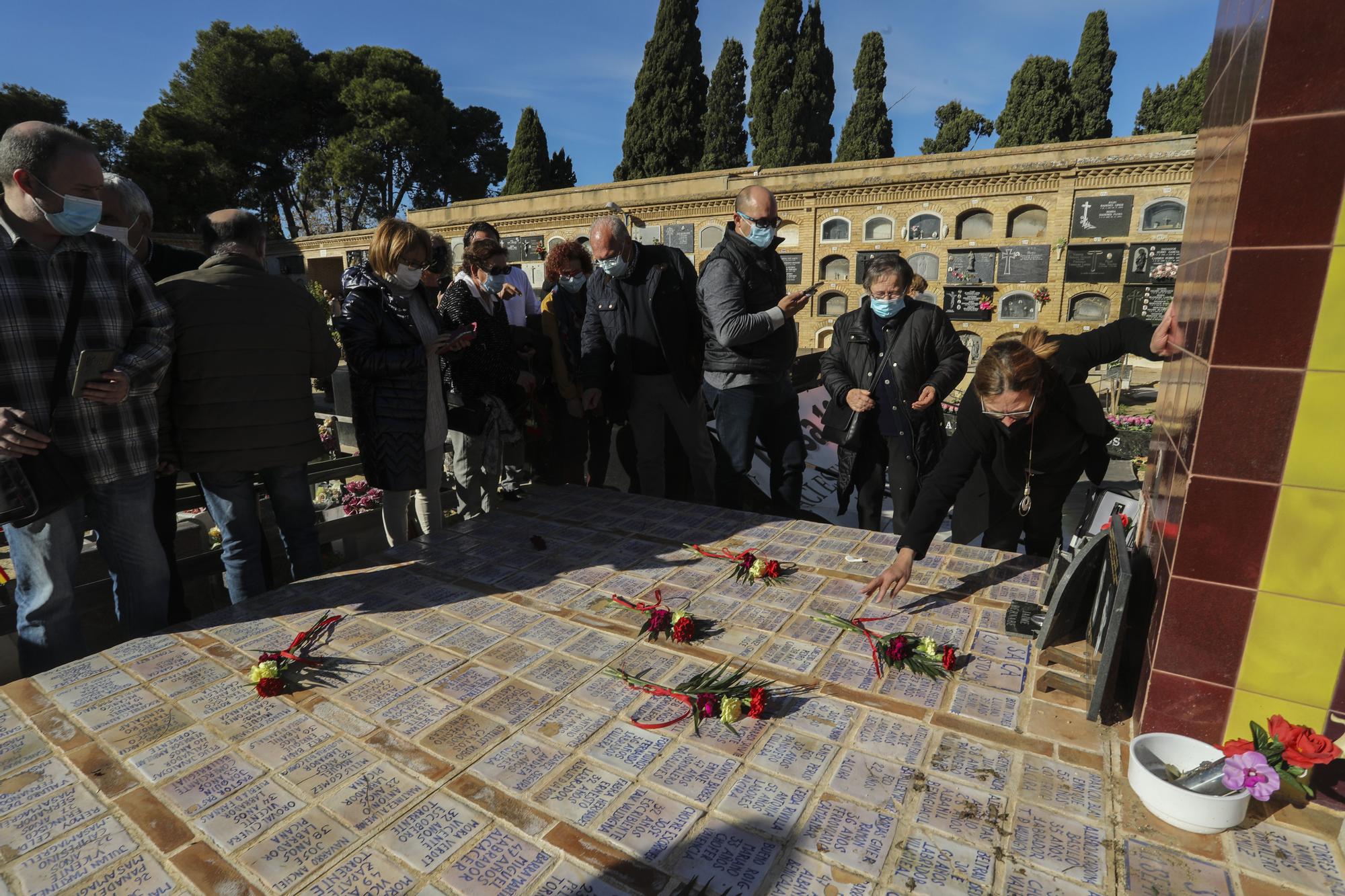 VLC  APERTURA DE LA FOSA 126 EN EL CEMENTERIO DE PATERNA (2).jpg