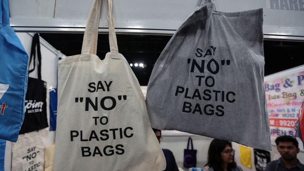 Dos bolsas de tela con el mensaje «Di no a las bolsas de plástico» cuelgan en una exposición organizada por el municipio de Brihanmumbai, a fin de concienciara los consumidores sobre el uso del plástico, en Bombay (India).