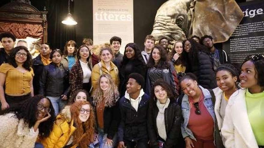 Los estudiantes de intercambio, ayer, en una visita a la exposición &quot;Títeres&quot; del Centro de Cultural Antiguo Instituto.