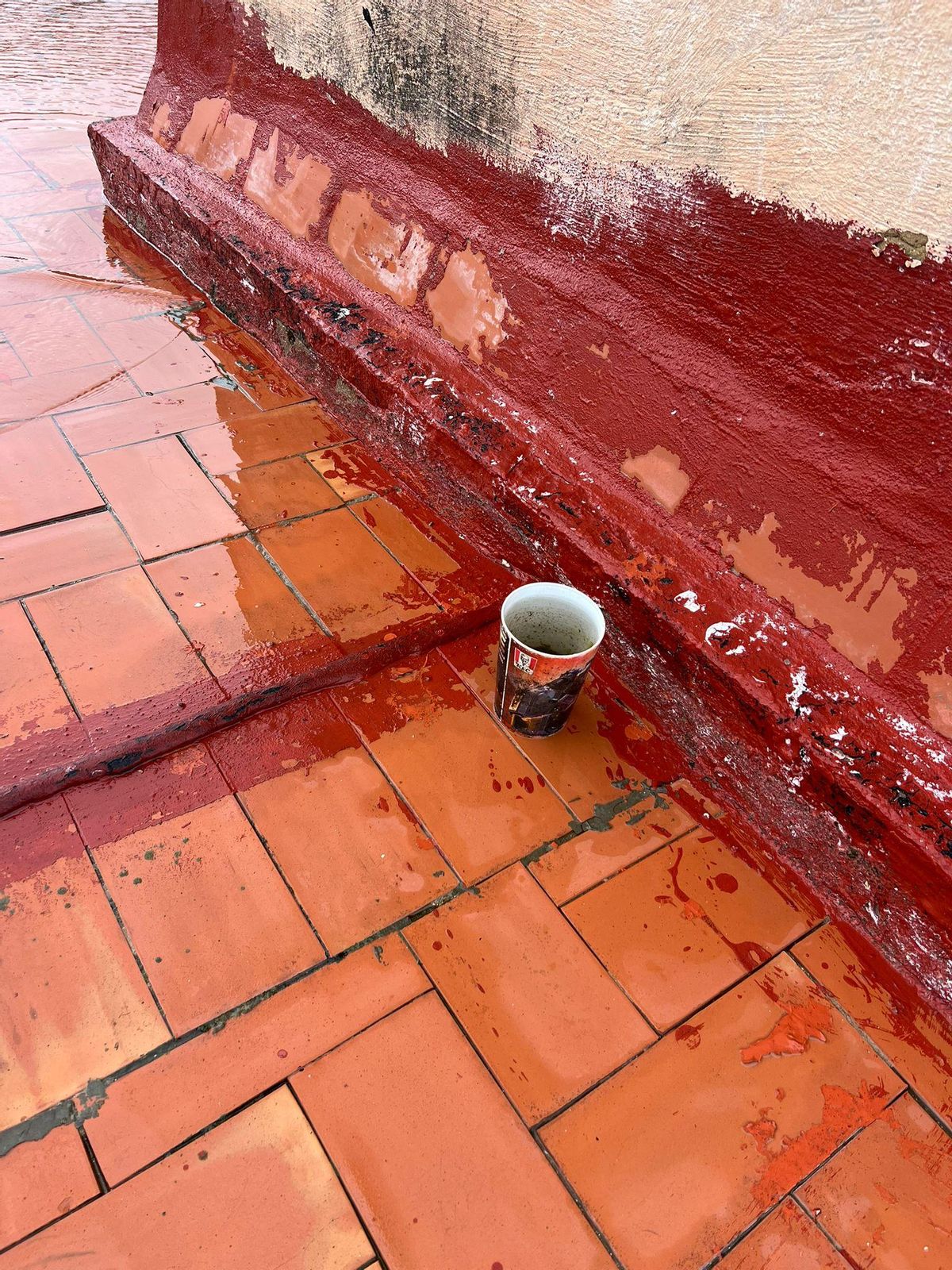El vaso que provocó el embozo en la terraza superior del edificio de Antonio F. y que derivó en el hallazgo de los restos.