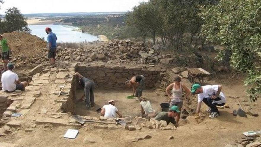 Los voluntarios durante los trabajos de excavación en Santa Eulalia.