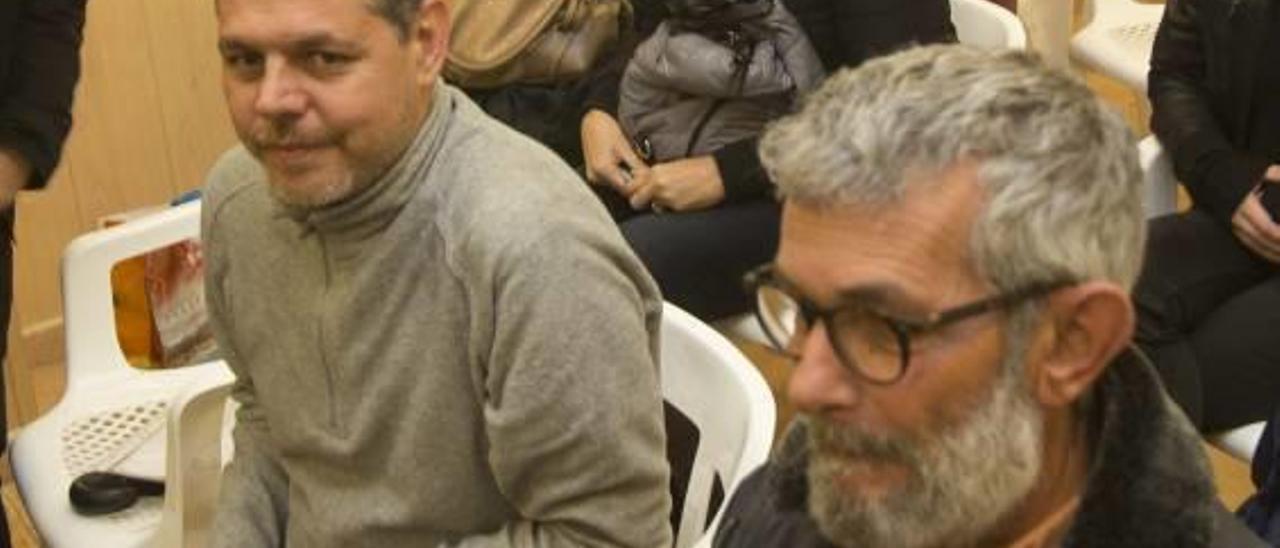 El exconcejal Víctor Domínguez, junto a José Luis Berenguer, que prevé renunciar al acta vacante.