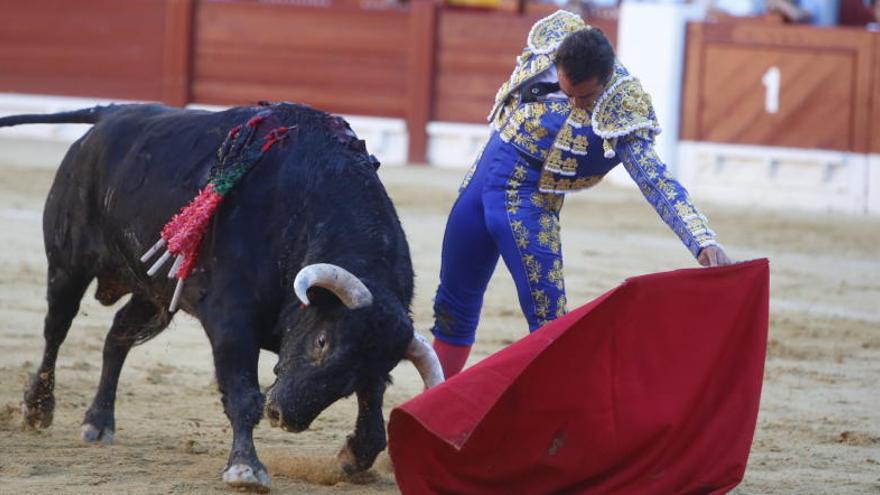 El Fandi en un momento de la corrida que se celebra esta tarde en la plaza de toros de Alicante