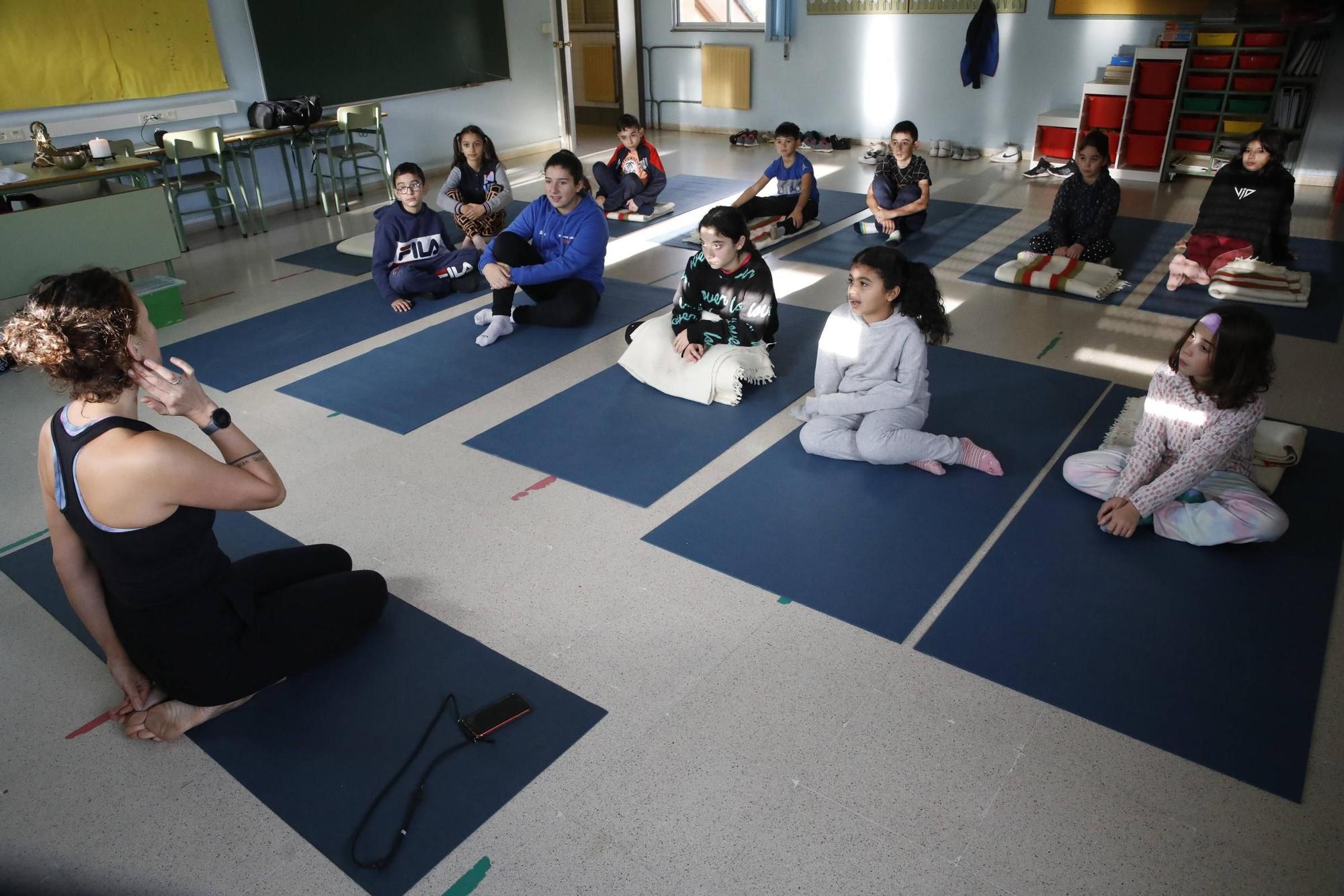 En imágenes: Así practican yoga los escolares del Montiana de Gijón