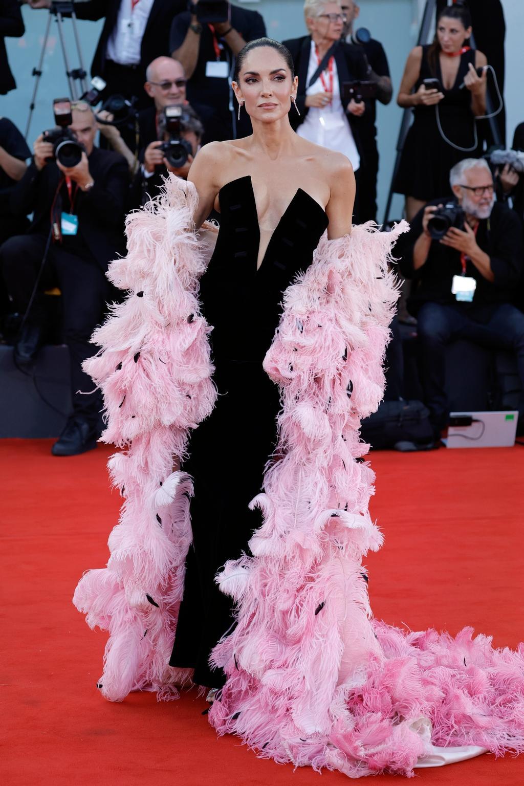 Eugenia Silva con vestido negro y capa rosa, todo de Giorgio Armani.