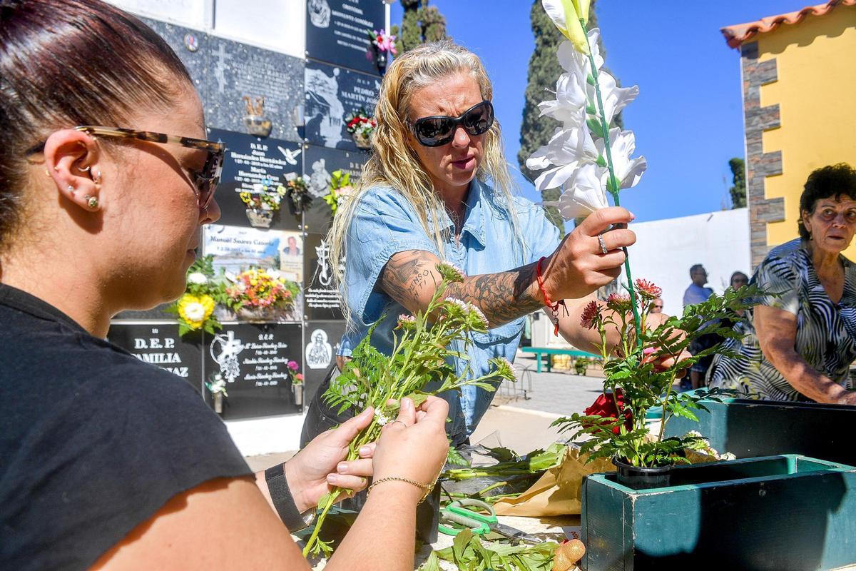 Día de Todos los Santos en cementerios de Gran Canaria