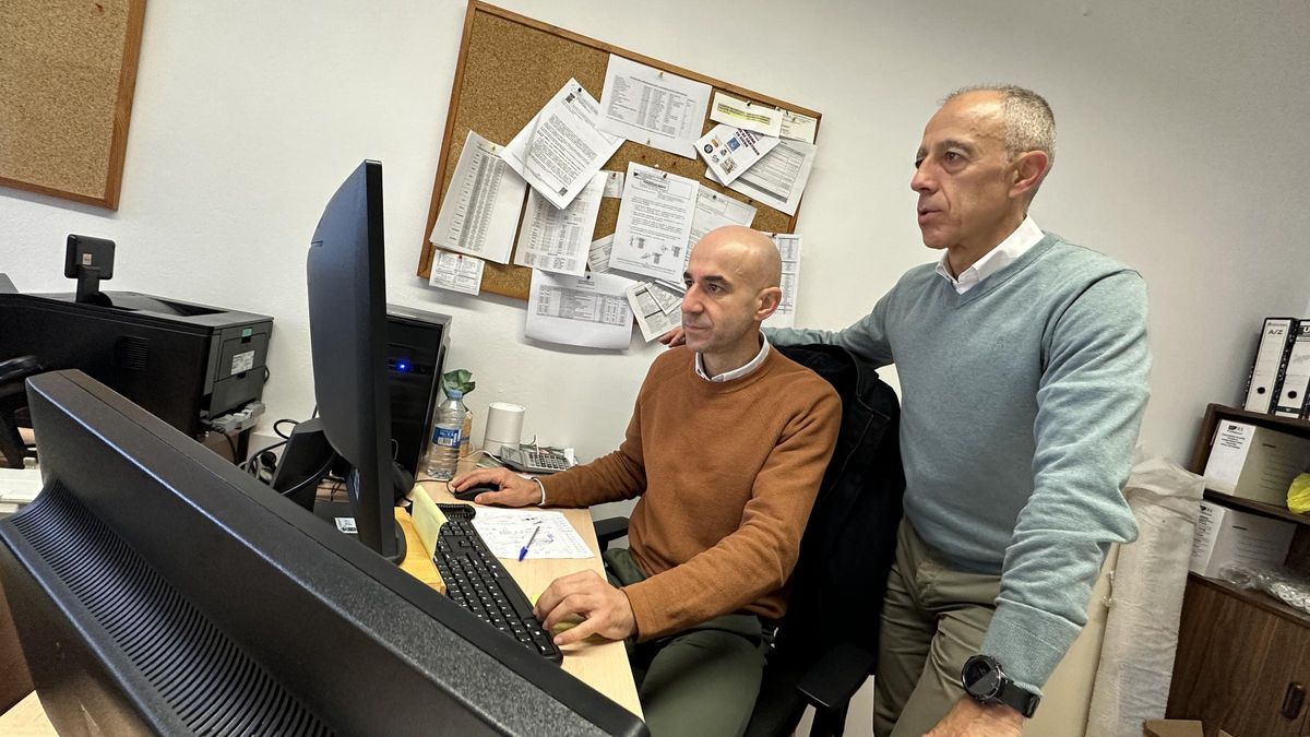 Por la izquierda, Virginio Ramírez, director del PDM; y Jesús Abad, concejal de Deportes.