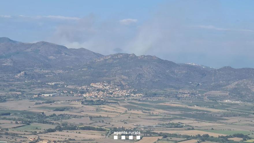 El incendio declarado esta tarde en Port Bou amenaza peligrosamente algunas casas