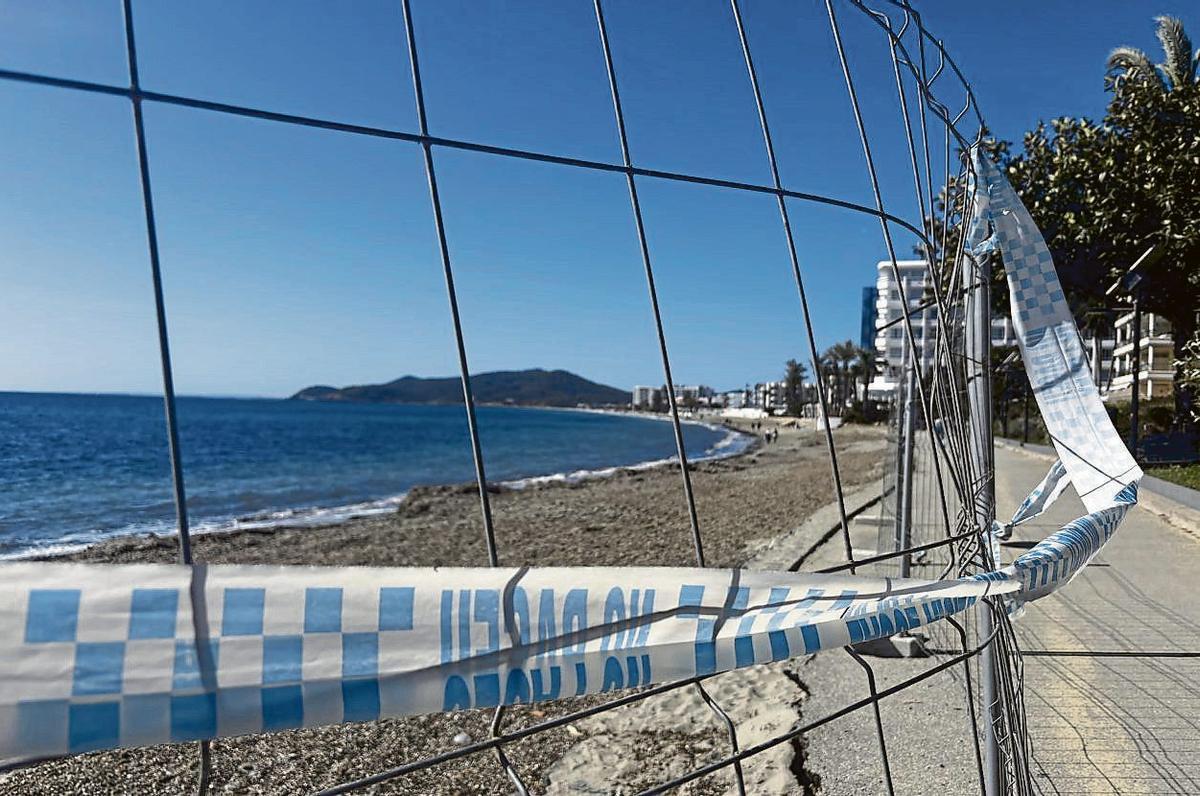 Visitants amb locals amb obres i neteja. | Toni Escobar