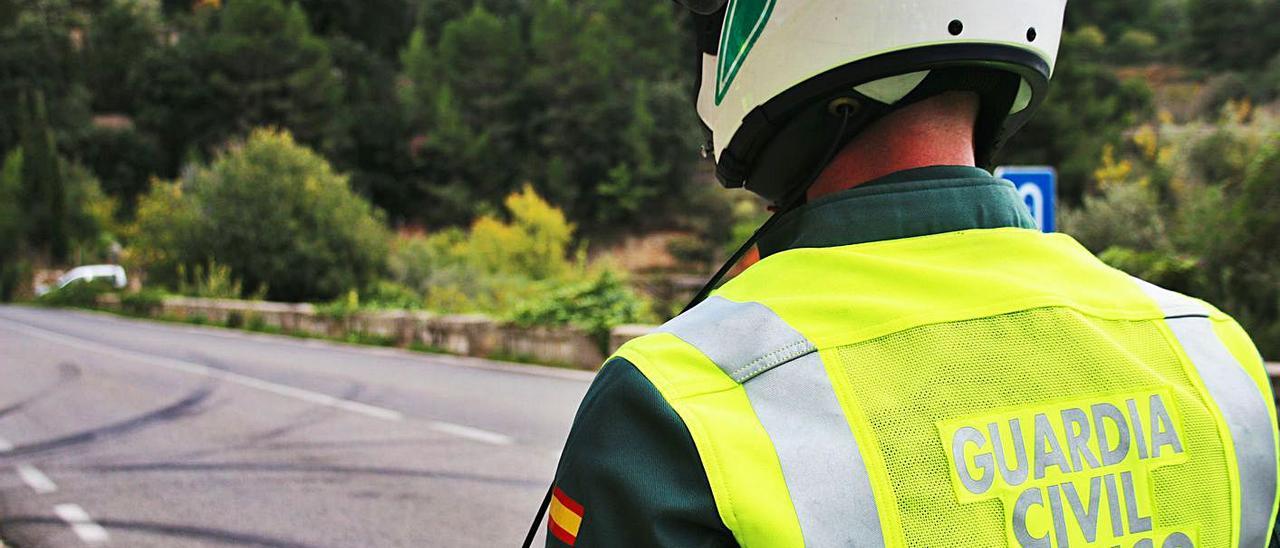 Un agente de la Guardia Civil de Tráfico en una carretera de Mallorca. | GUARDIA CIVIL