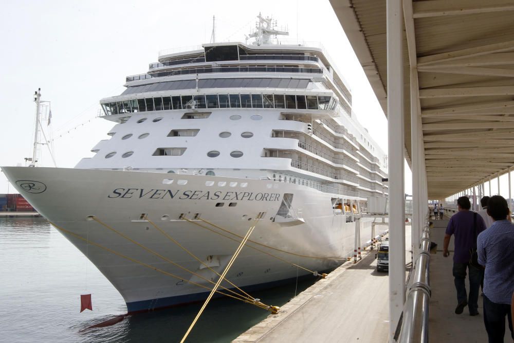 El crucero más lujoso del mundo atraca en Valencia