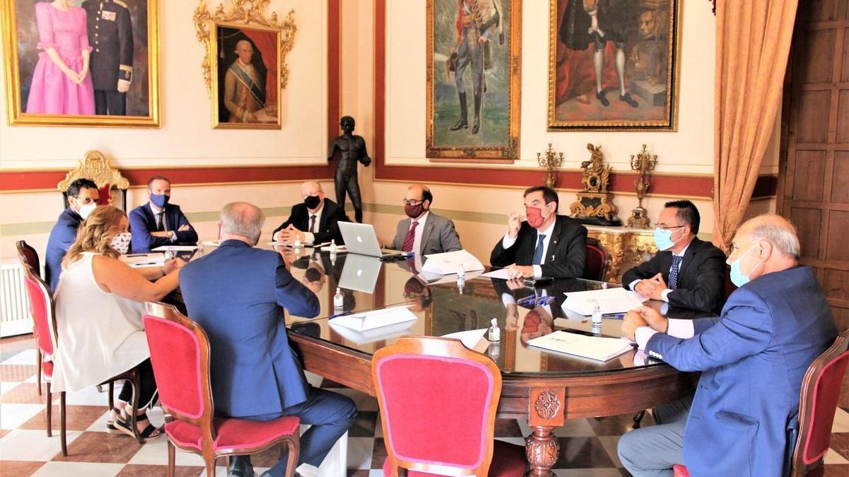 Reunión de los representantes cofrades en el Salón de los Reyes del Ayuntamiento de Antequera.