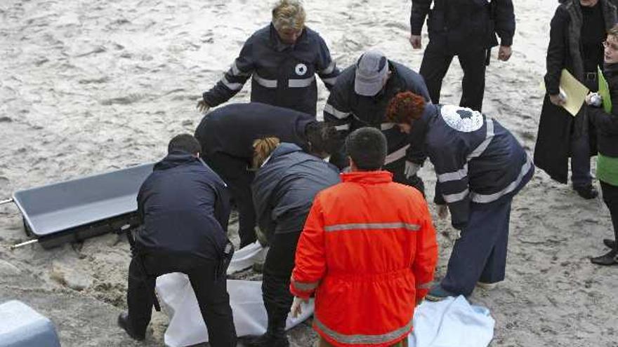 Los servicios de rescate recuperan los cuerpos de los dos pescadores en una playa de Aguete, en Marín (Pontevedra)