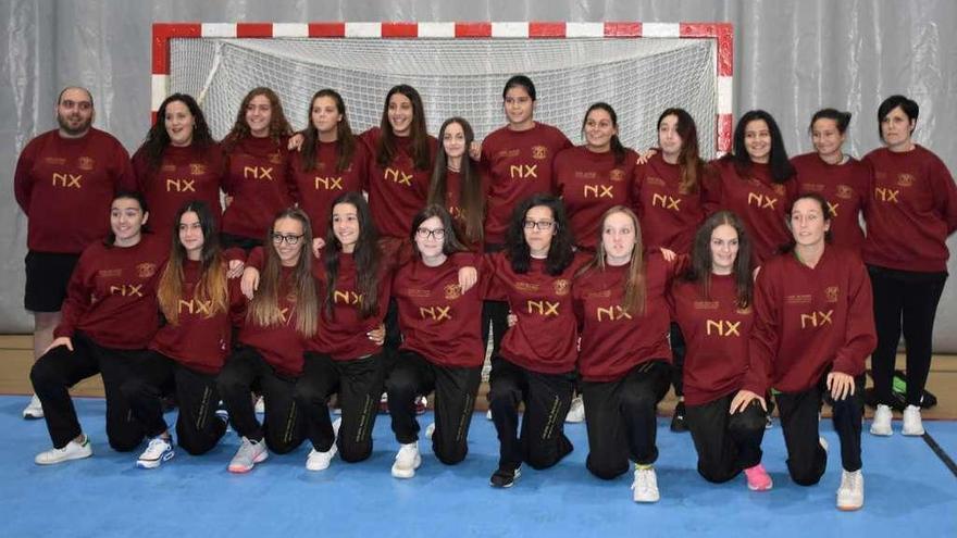 Integrantes del equipo juvenil femenino del Nova Xestión. // FdV