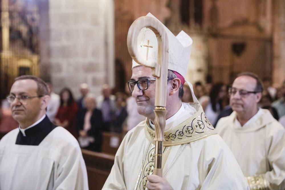 Miles de personas llenan la Seu para arropar a monseñor Vadell