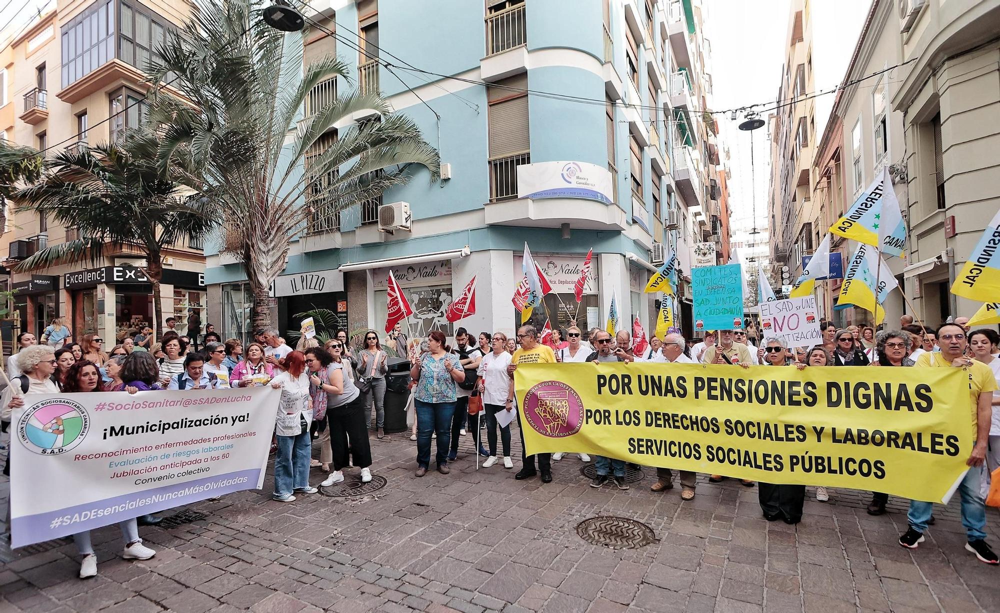 Concentración a las puertas del Parlamento contra el modelo de ayuda a domicilio