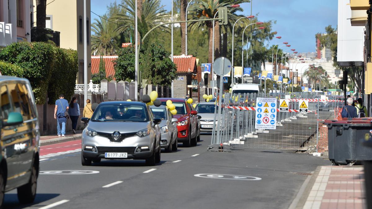 Caravana de coches de la protesta de interinos en Las Palmas de Gran Canaria