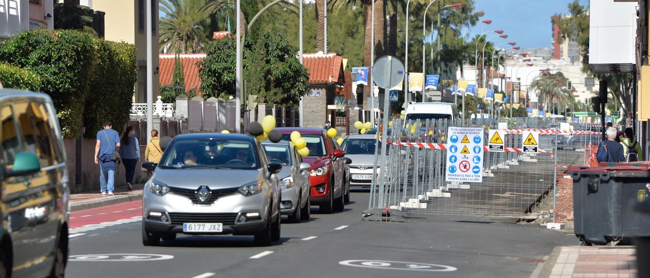 Caravana de coches de la protesta de interinos en Las Palmas de Gran Canaria