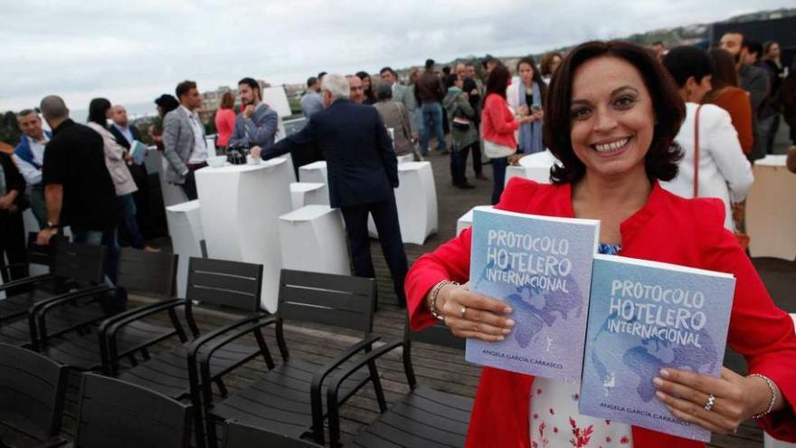 Ángela García Carrasco presenta su libro sobre protocolo