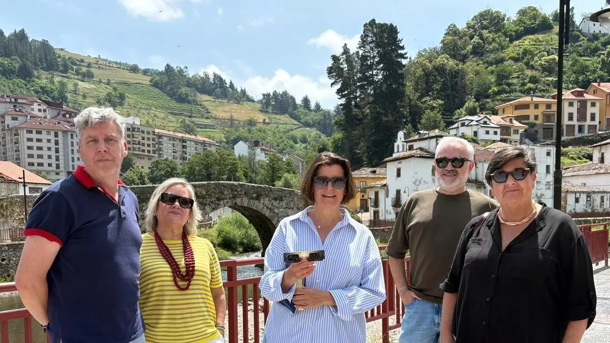 Una veintena de amigos de distintos puntos de España se reúne en Cangas del Narcea para disfrutar del eclipse de Sol: “Es un evento único que nos va a sorprender”