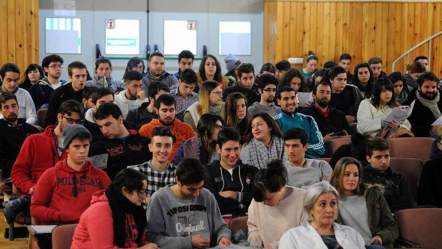 Alumnos asistentes a la conferencia sobre el cultivo de macroalgas, ayer, en el Igafa. // Iñaki Abella