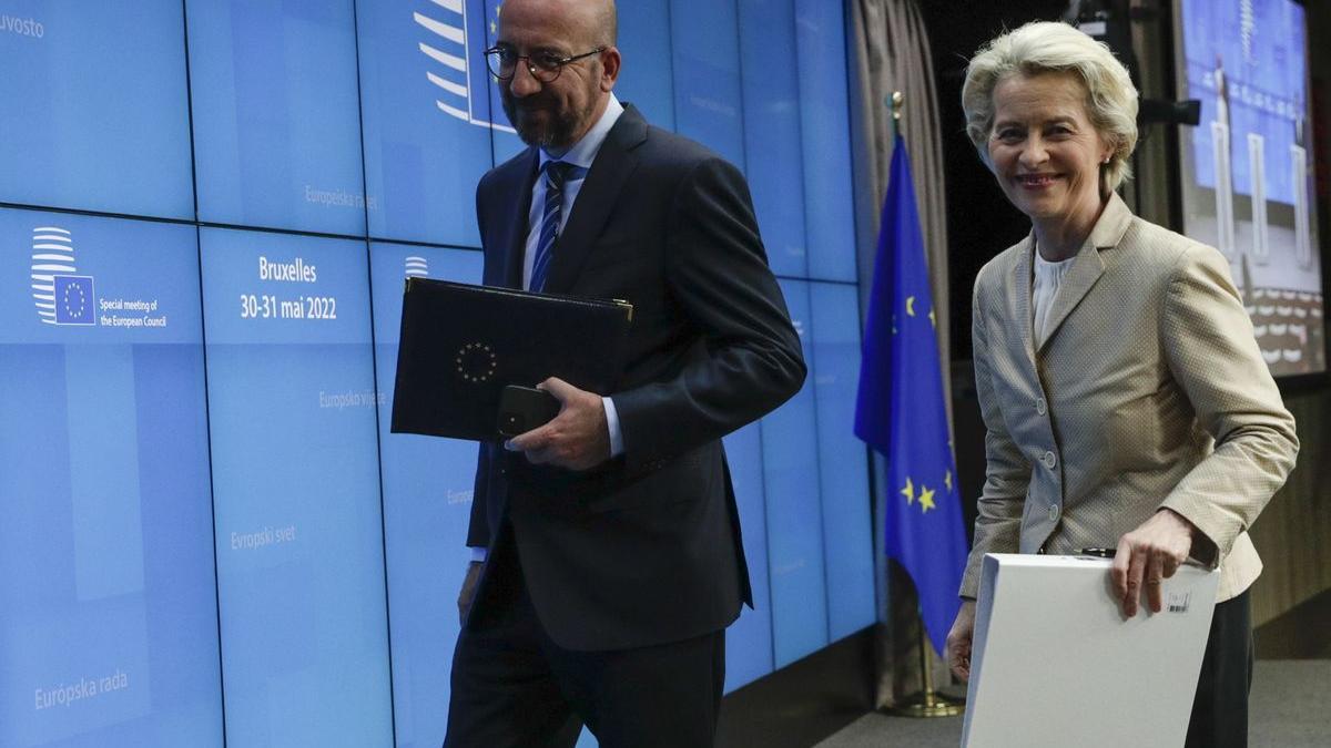 La presidenta de la Comisión Euroepa; Ursula von der Leyen, y el presidente del Consejo, Charles Michel, al acabar la cumbre.