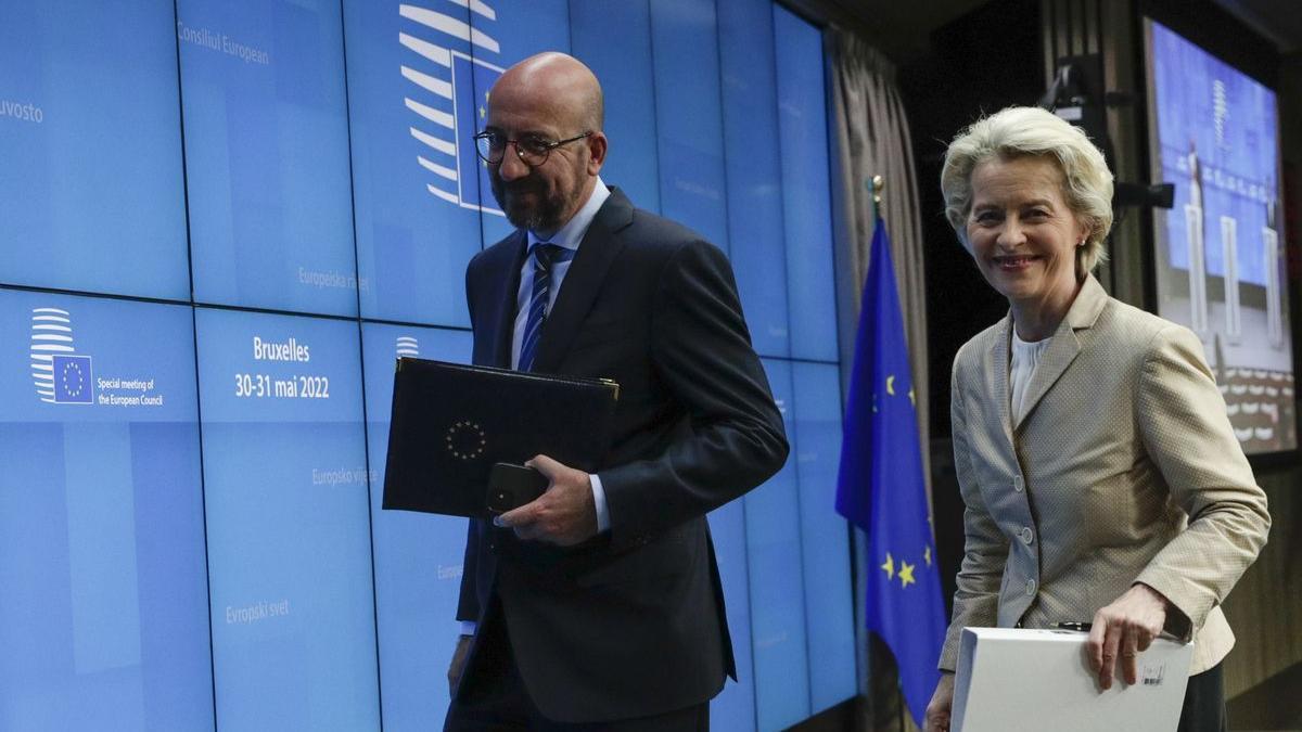 La presidenta de la Comisión Euroepa; Ursula von der Leyen, y el presidente del Consejo, Charles Michel, al acabar la cumbre.