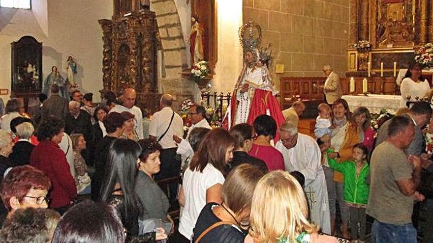 Los devotos acuden a besar a la Virgen de la Carballeda, que permaneció dentro del templo al no poder salir en procesión.