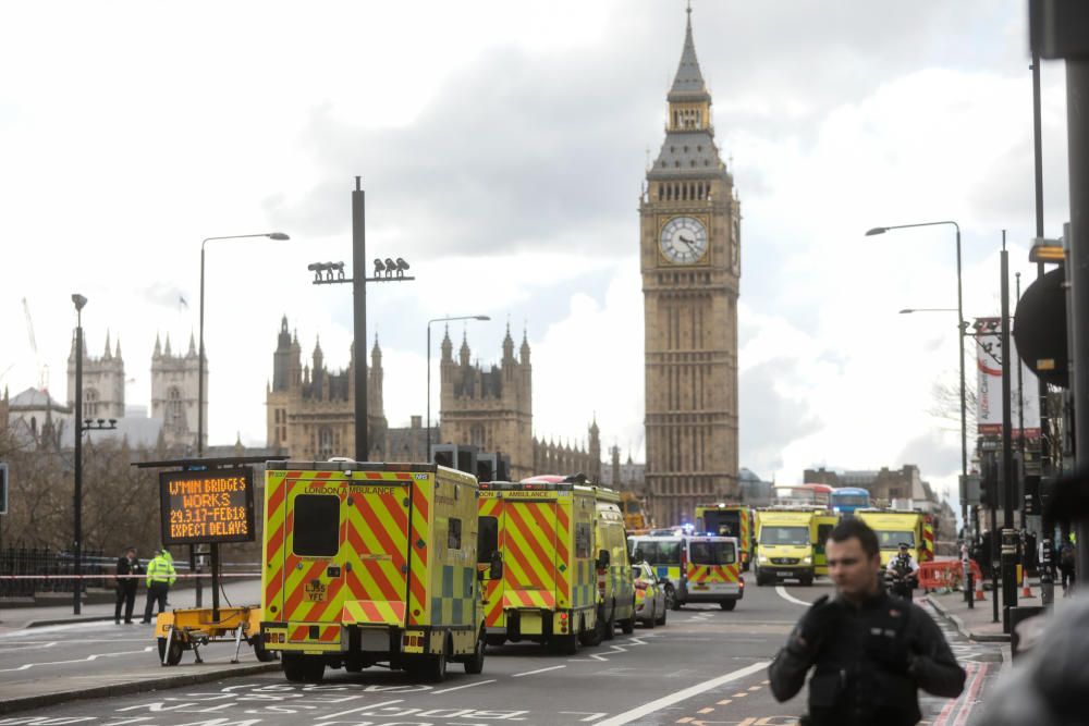 En el momento del ataque en el Parlamento se estaba celebrando una sesión que ha sido inmediatamente suspendida y Theresa May ha sido evacuada.
