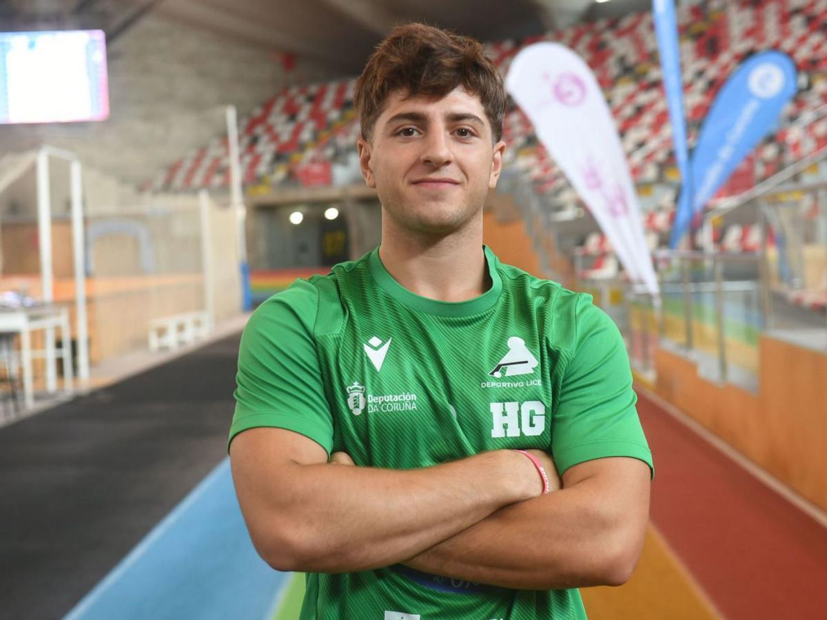 Nil Cervera posa en el Palacio de los Deportes de Riazor antes de un entrenamiento. | // CARLOS PARDELLAS