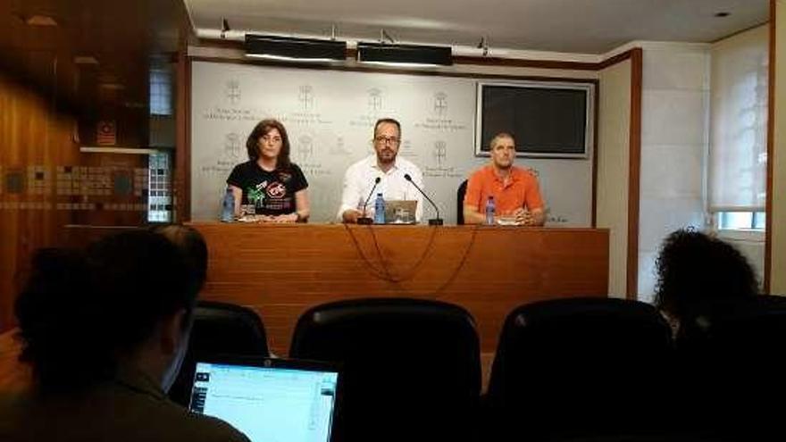 Por la izquierda, Montserrat Fernández, Ignacio Blanco y José Antonio Santos, ayer, en la sala de prensa de la Junta General.