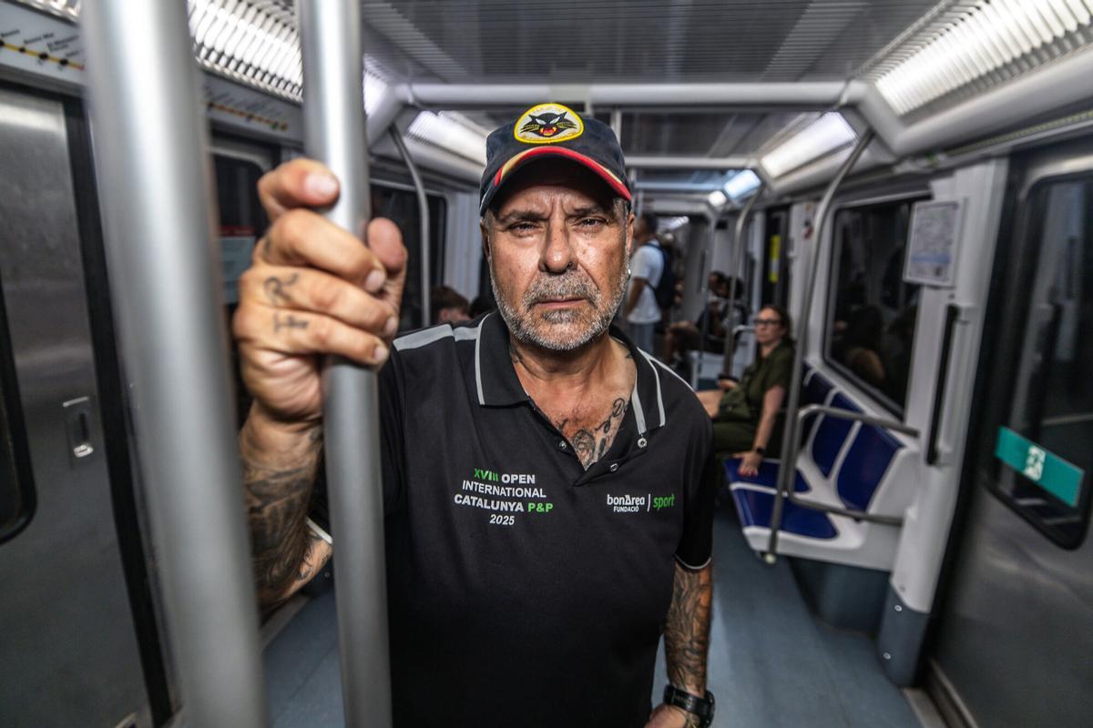 Barcelona 07/07/2026 Barcelona. Javi García,exconductor de metro al que se le intentaron suicidar varias personas cuando conducía,en el vagón de una linea del metro de Barcelona. AUTOR: JORDI OTIX