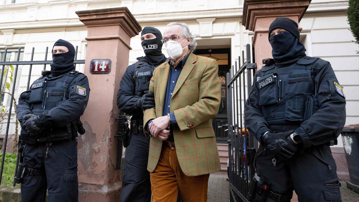 La policía alemana detiene al llamado Príncipe Reuss en una vivienda de Frankfurt el pasado 7 de diciembre de 2022 durante las redadas contra el grupo ultraderechista Ciudadanos del Reich.