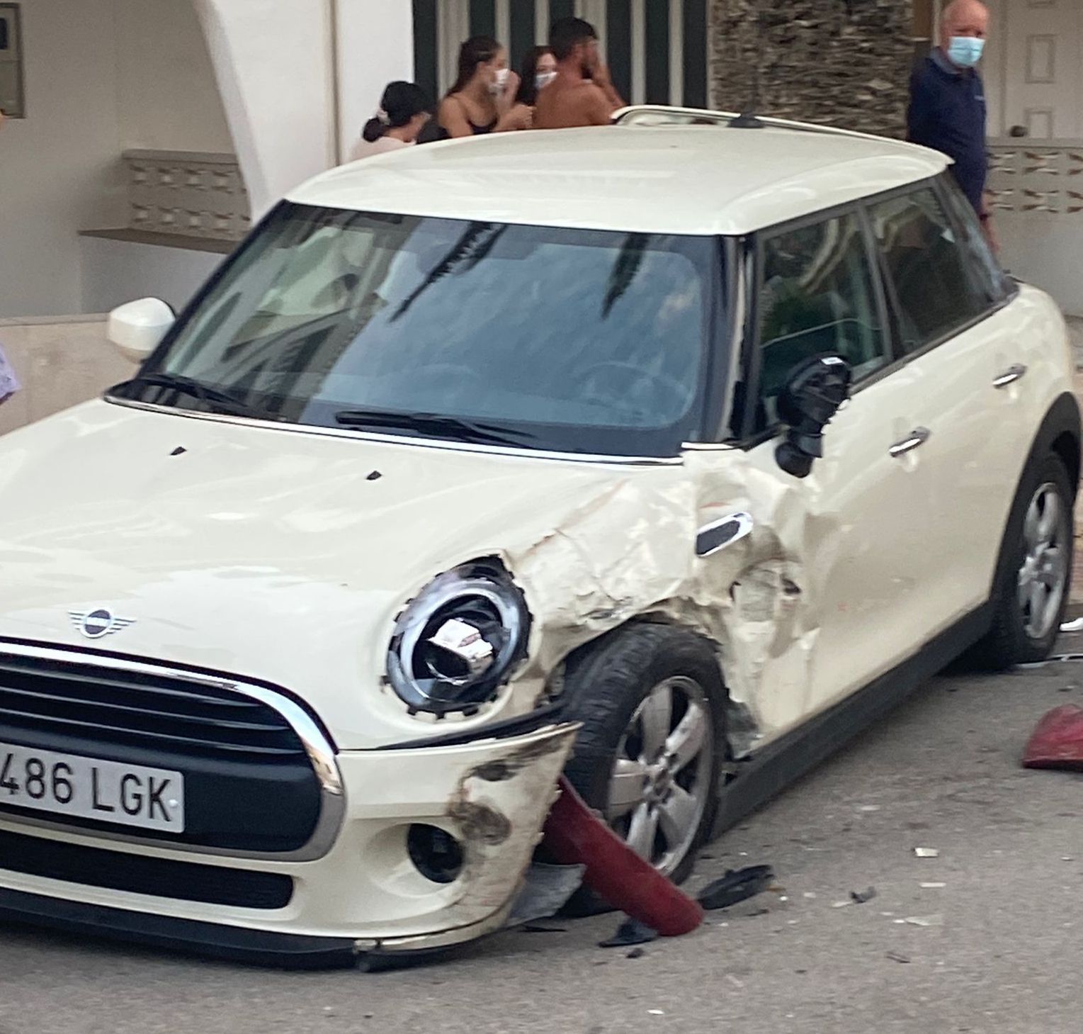 Estado de uno de los coches estacionados en las inmediaciones.