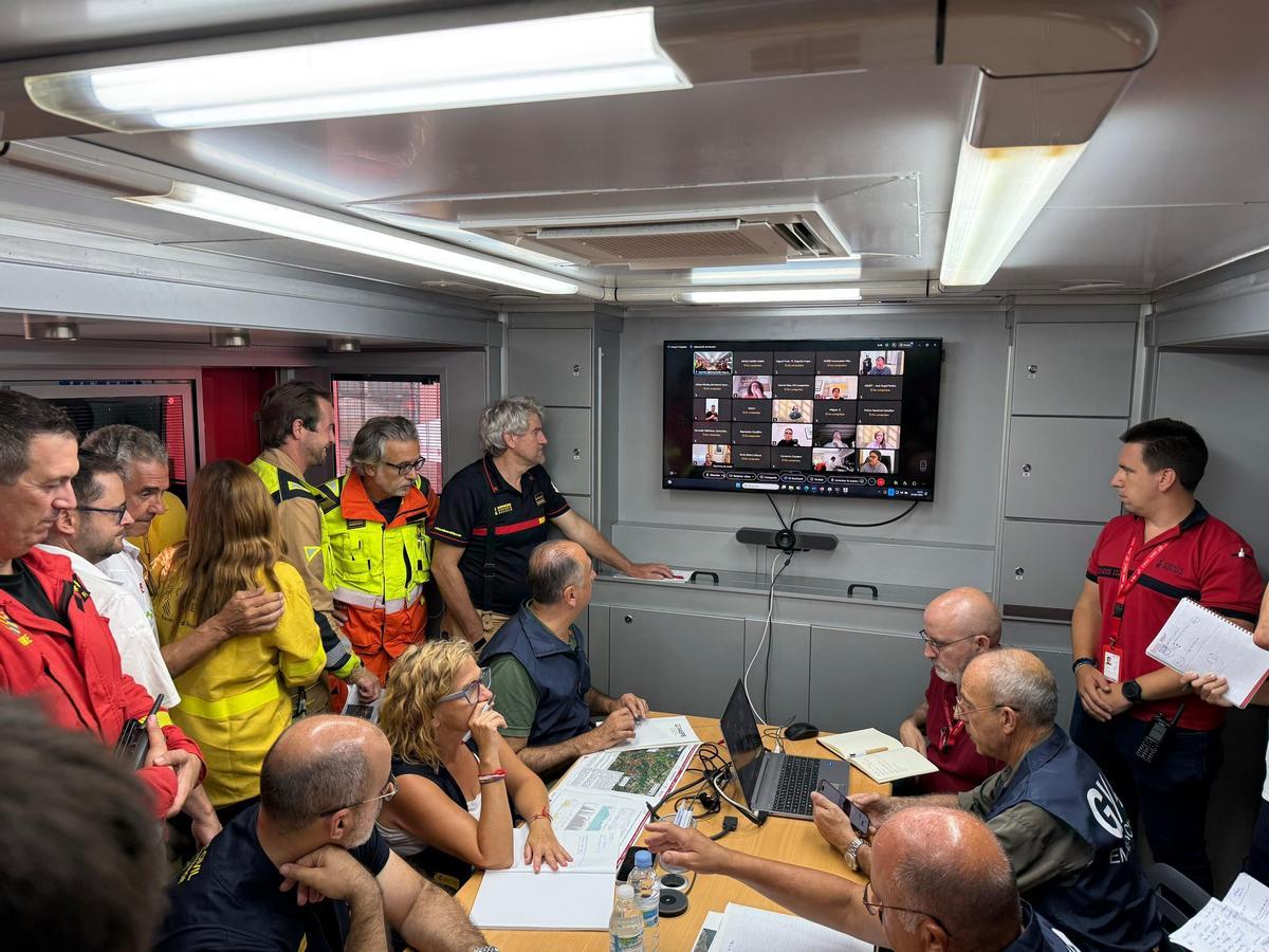 El conseller de Emergencias, Juan Carlos Valedrrama, y la delegada del Gobierno, Pilar Bernabé, en el Cecopie de este sábado