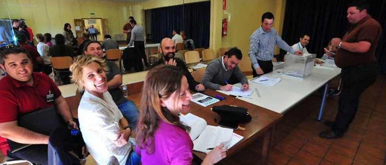 Votación en Barrantes, con Enrique Oubiña al fondo. // Iñaki Abella