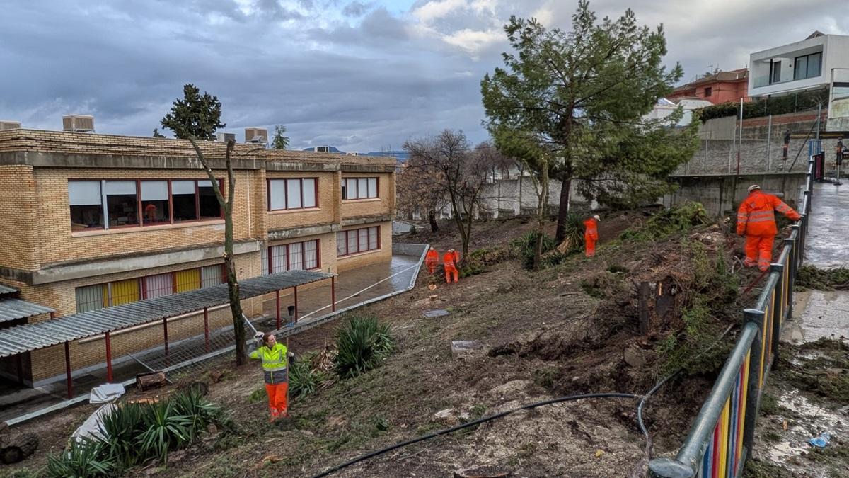 Operarios municipales así como empleados de empresas externas trabajan en el colegio Nuestra Señora del Carmen, que podría volver a abrir este lunes.