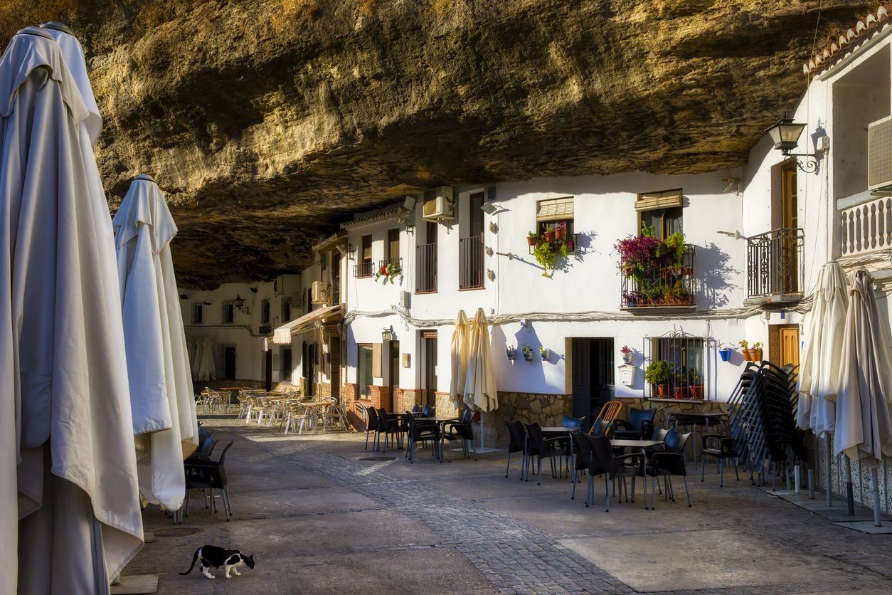 Las casas de Setenil de las Bodegas se integran en la roca