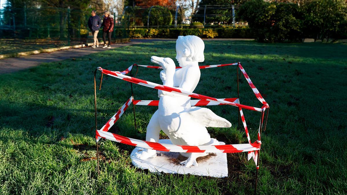 La estatua restaurada, ayer, en el parque Isabel la Católica.