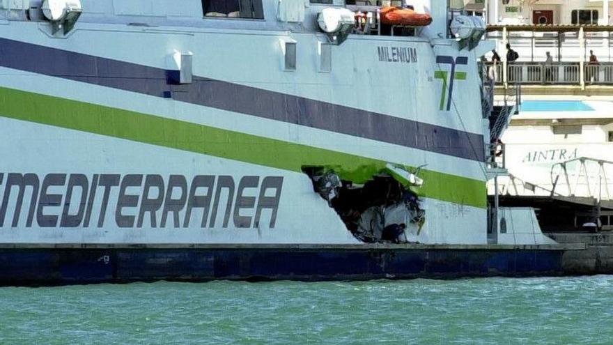 El ferry sufrió un espectacular boquete en su lado de babor que obligó a evacuar a los pasajeros.