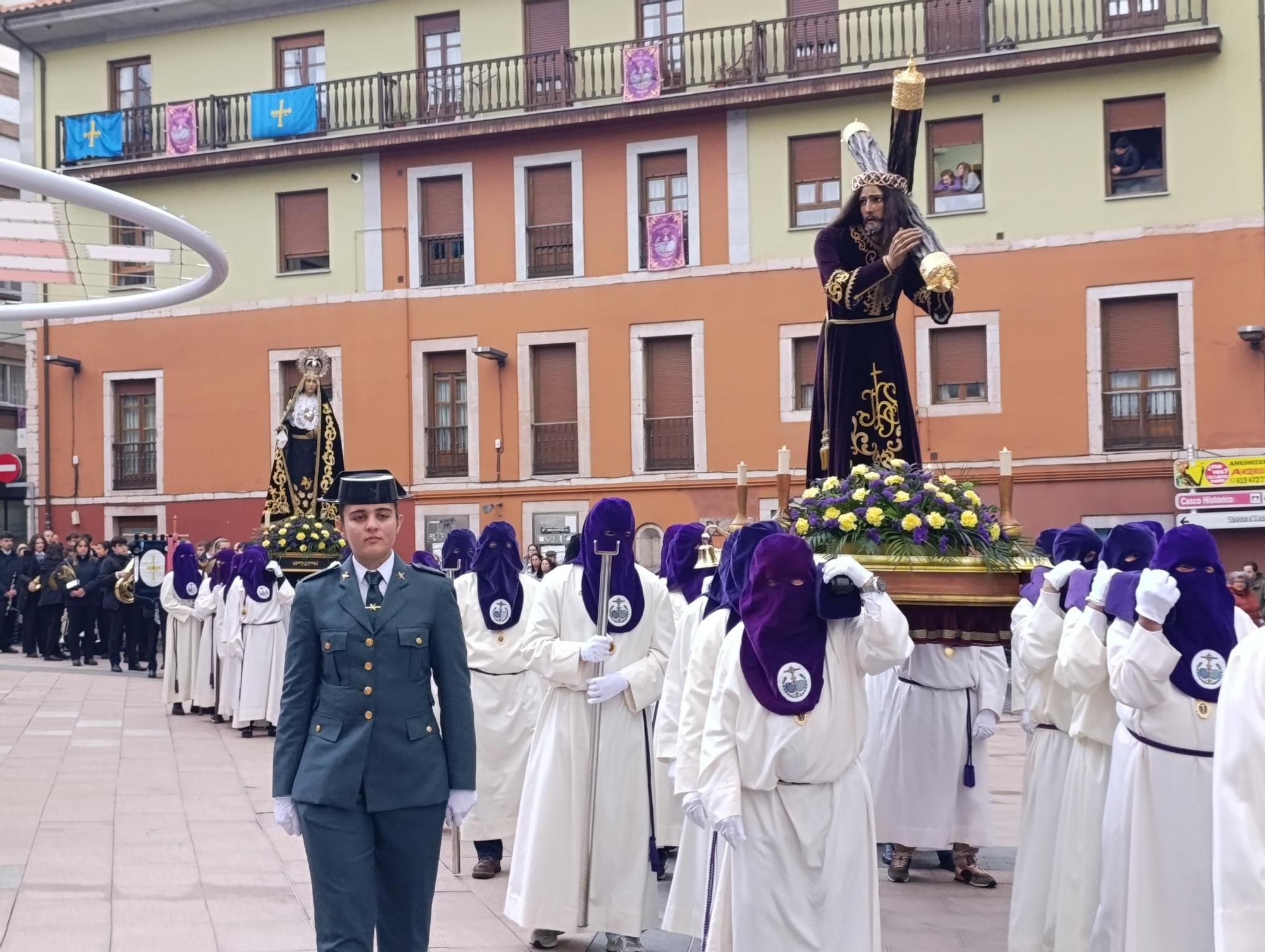El Nazareno y la Virgen Dolorosa emocionan en Grado